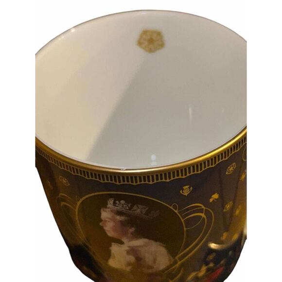 Halcyon Days Queen Elizabeth The Longest Reigning Monarch China Bone Mug NEW - Picture 5 of 6
